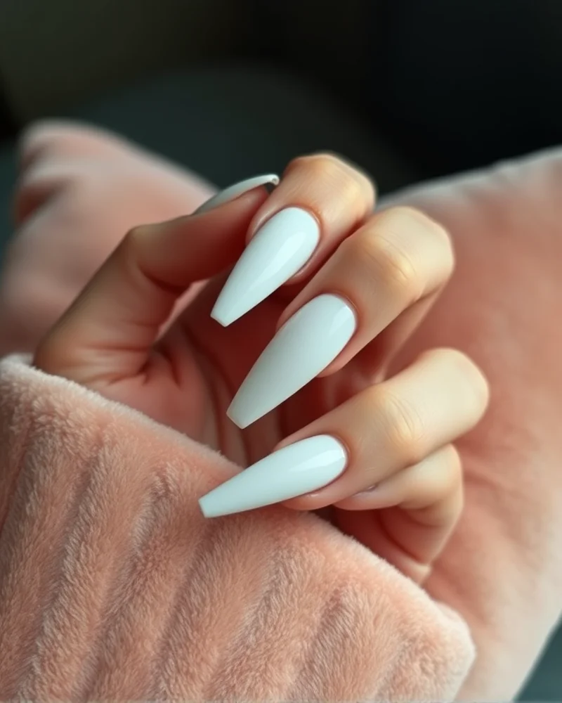 15 Chic September Nails Designs to Elevate Your Seasonal Transition 4 Minimalist September nails designs featuring sheer milky white and gold.